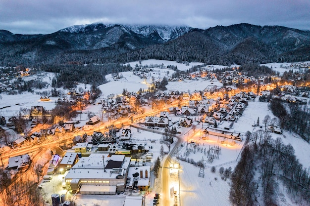 Winter in ZakopanePolen Besneeuwd stadsbeeld met Giewont Mount Aerial Drone View