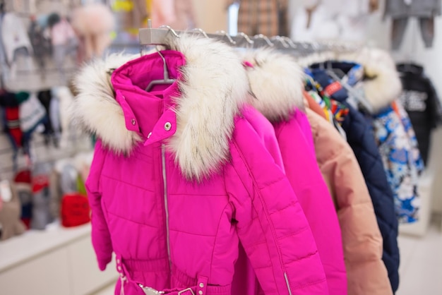 Winter kindersportjasje aan een hanger in de winkel