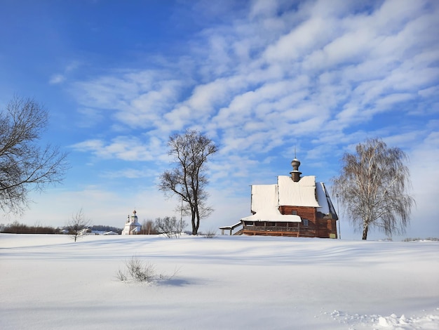 Winter kleine houten dorpskerk in de sneeuw