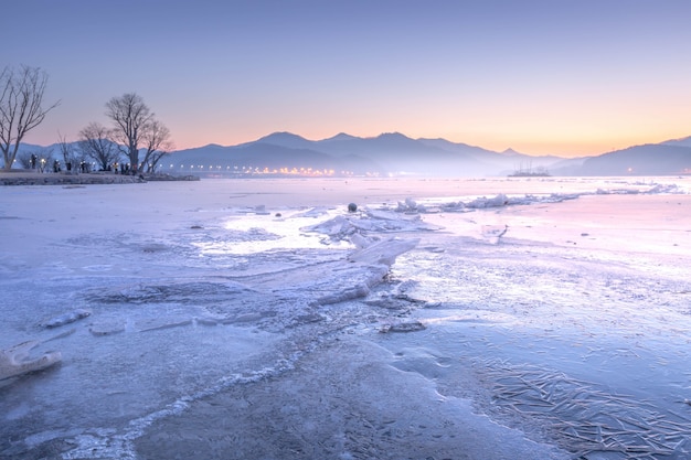 Зима в Корее, Думулмеори и Ледяное озеро Янпхён зимой в Корее, Южная Корея.