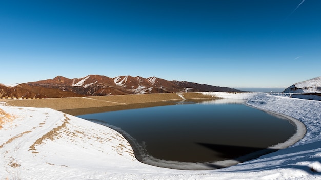 山の中の冬の湖