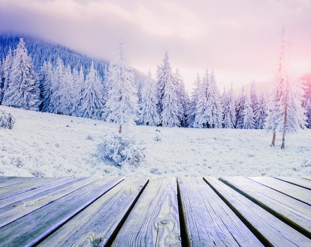 写真 冬の風景と夕日のぼろぼろのテーブル。山カルパティア山脈、ウクライナ
