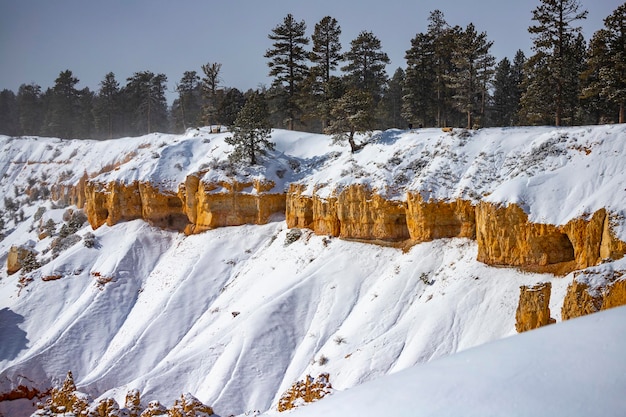 ブライスキャニオン国立公園の冬の風景、雪に覆われた冷たい赤い岩が凍る、アメリカの冬