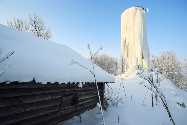 田舎の森の雪畑の冬の風景