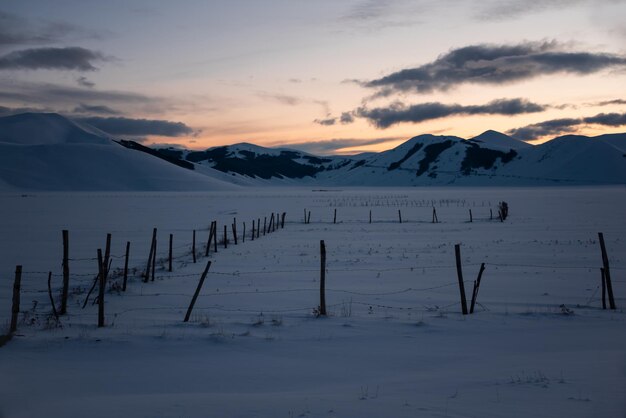 Зимний пейзаж в сумерках после захода солнца красивые горы, покрытые снегом