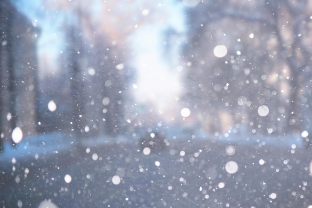 冬の風景。おとぎ話のような美しさの雪に覆われた通り。観光地の降雪と冷却。