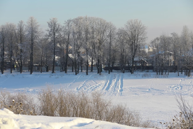 冬の風景。雪に覆われた通りのおとぎ話の美しさ。観光地の降雪と冷却。