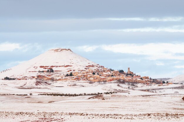 Photo winter landscape of hita on the snowy hill guadalajara spain