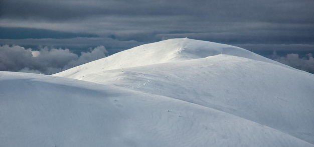 Photo winter landscape in mountains. carpathian, pylypets