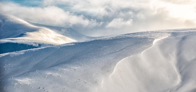 Photo winter landscape in mountains. carpathian, pylypets