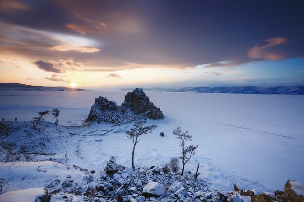 зима пейзаж природа озеро байкал шаманка скала остров ольхон