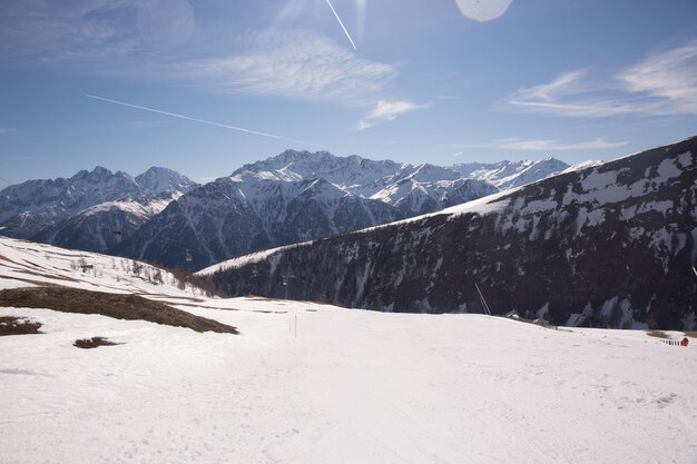 알프스 오스트리아 카른텐(Alps Austria Karnten) 배경에 푸른 하늘이 있는 스키 슬로프와 스키 리프트가 있는 스키 리조트의 겨울 풍경 파노라마