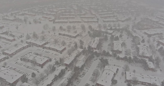 冬の風景雪が屋根を覆い、冬の日の雪だるまの間に雪に覆われた住宅の小さな町