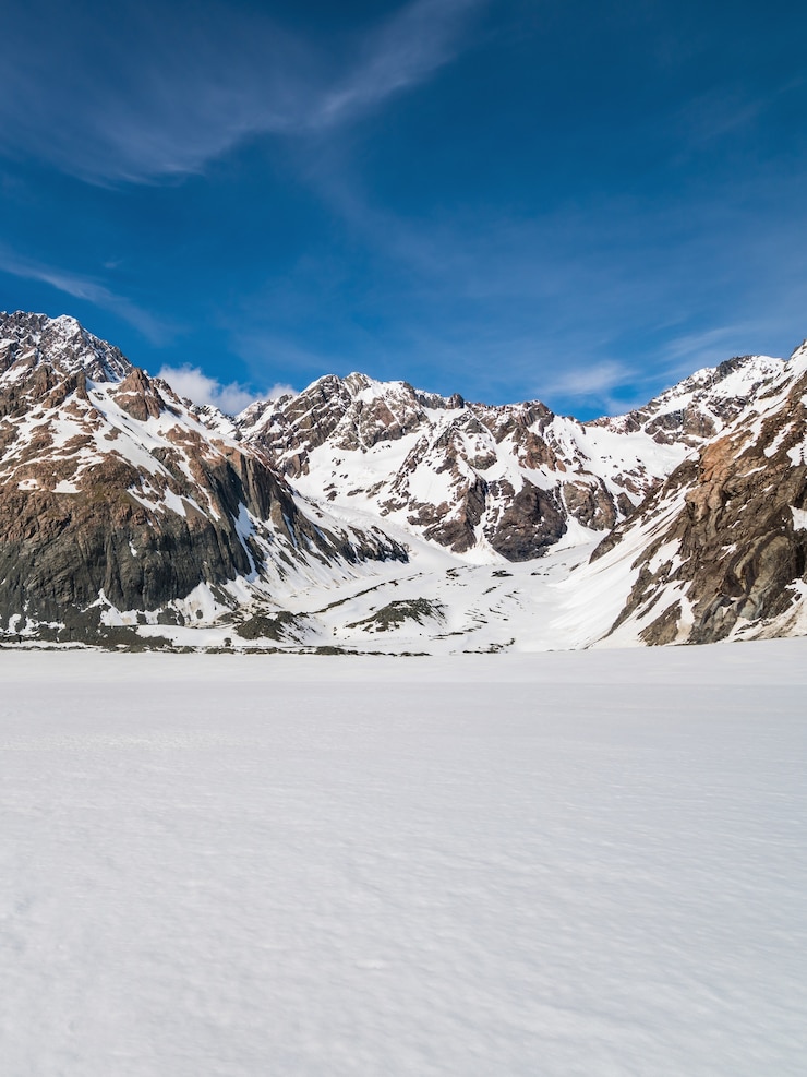 Photo winter landscape of snow mountain range and blue sky