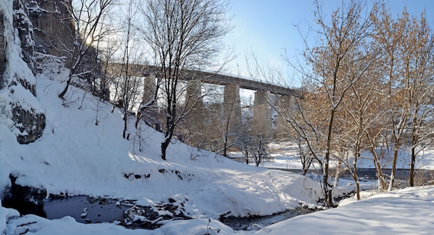 Зимний пейзаж с мостом утром