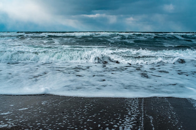 写真 凍った海と氷のビーチのある冬の風景劇的な海の景色嵐と雪の天気