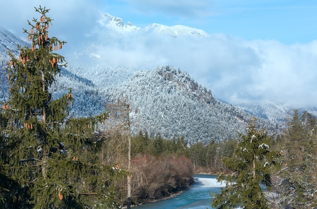 Foto paesaggio invernale con montagna e fiume (austria, tirolo)