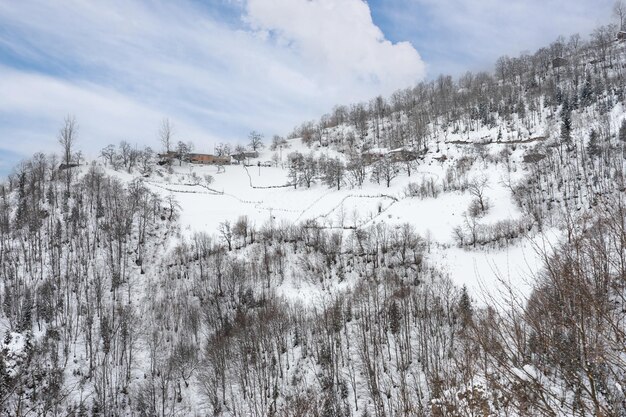 小さな村の家とギレスン トルコの冬の風景