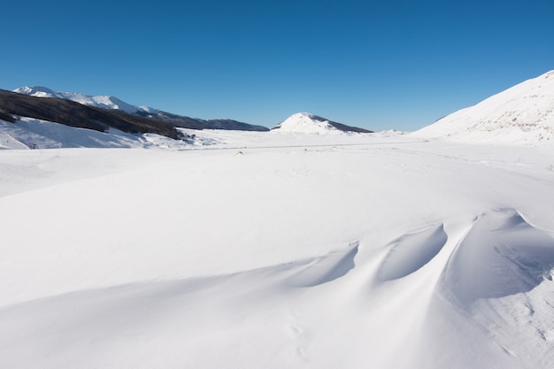 雪のある冬景色。カンポフェリーチェ、イタリア