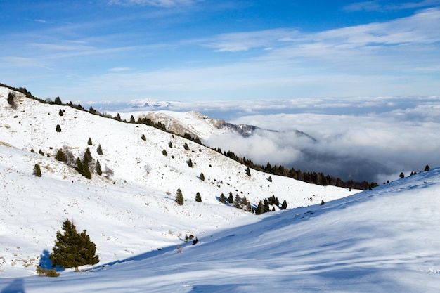 アルプスから雪が降る冬の風景