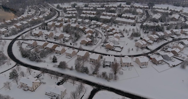 住宅街の雪のある冬の風景雪に覆われた家snowfのアメリカの町