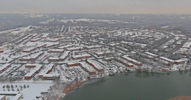 住宅街の雪のある冬の風景雪に覆われた家snowfのアメリカの町