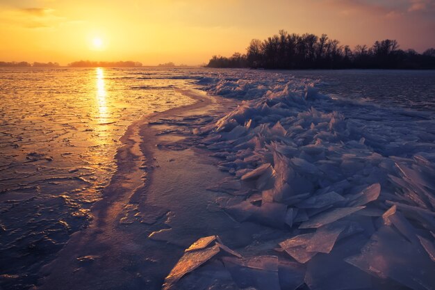 Paesaggio invernale con cielo al tramonto e mare ghiacciato. alba