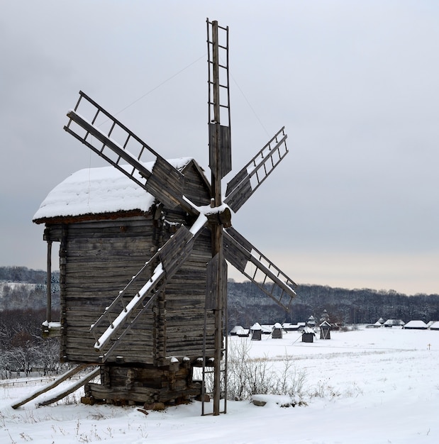 Paesaggio invernale con il mulino a vento