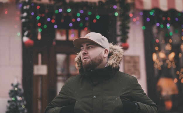 Winter levensstijl portret van knappe man met baard wandelen in de stad