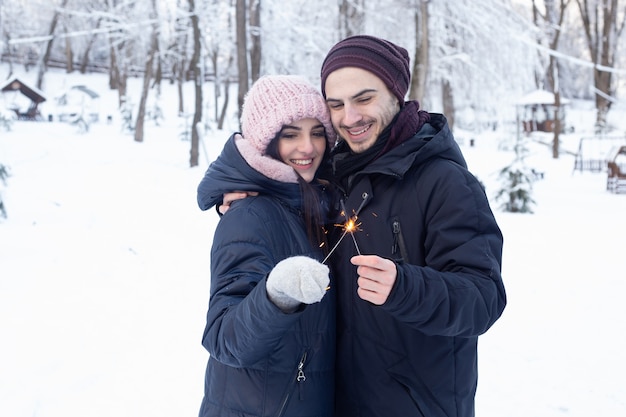 Winter liefdesverhaal paar sparkles bedrijf in park