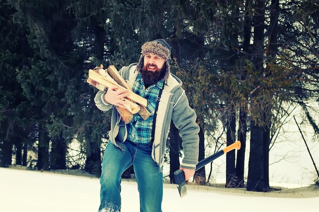 Winter man bijl hout