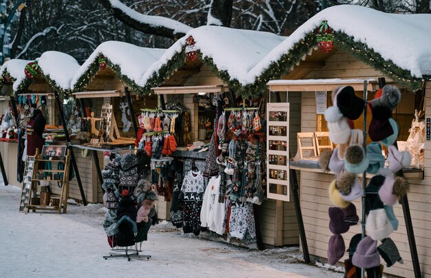 Фото Зимний рынок на городской улице на закате