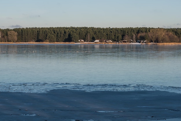 Winter meer besneeuwd koude winter ijs drift foto lente komt eraan winter inspiratie