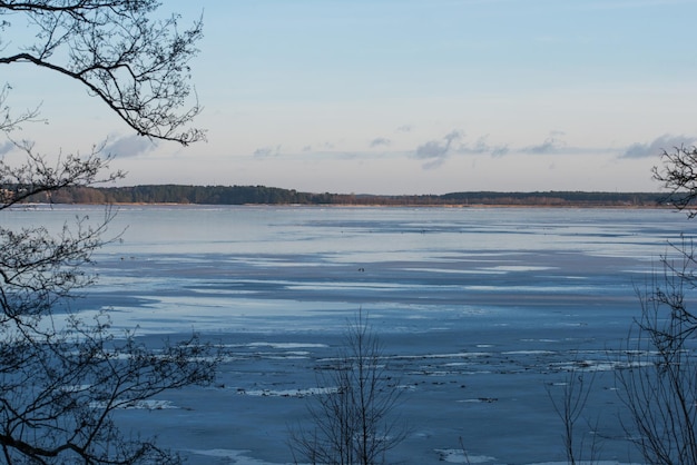 Winter meer besneeuwd koude winter ijs drift foto lente komt eraan winter inspiratie