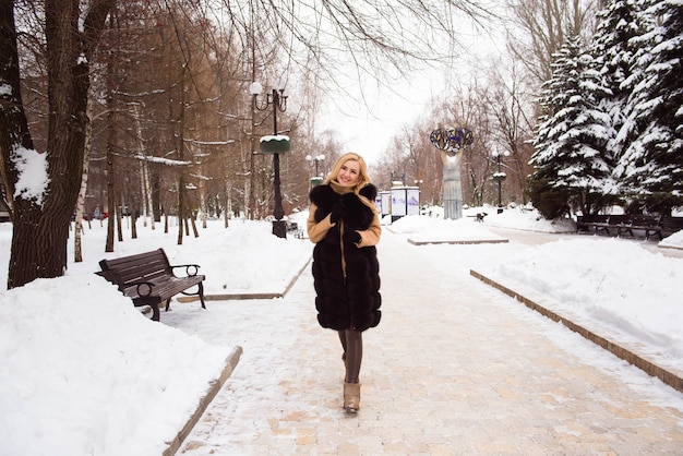 Winter meisje leuk, mooie blonde in de sneeuw