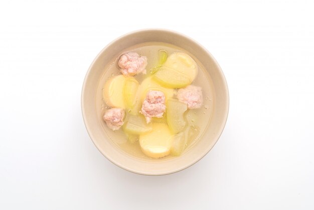 다진 돼지 고기와 달걀 두부가 들어간 겨울 멜론 수프