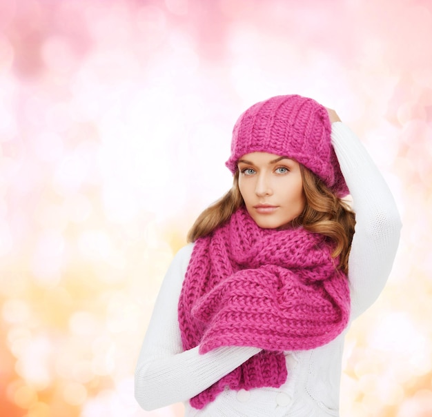 winter, mensen en geluk concept - vrouw in roze muts en sjaal