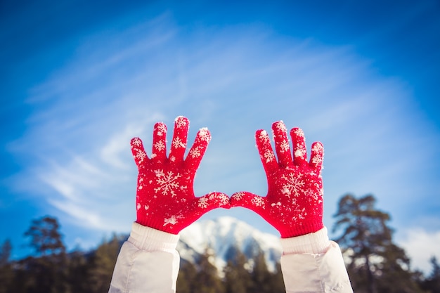 Winter Mensen Handen Rode Handschoenen Sneeuw Besneeuwde Blauwe Hemel Achtergrond