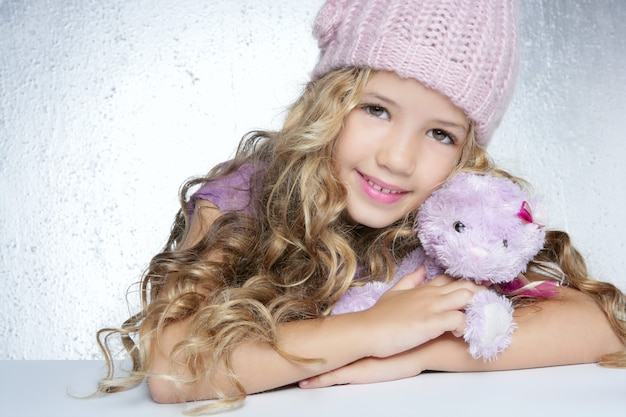 Winter mode GLB meisje knuffel teddy beer glimlachen