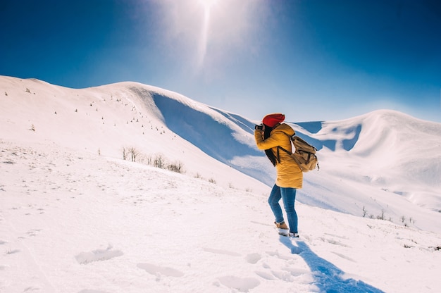 Fonografo di montagna invernale ragazza