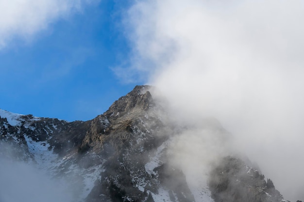Зимний горный пейзаж Туманная погода в горах