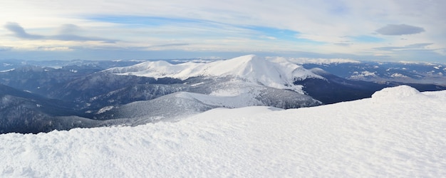 写真 カルパティア山脈、ウクライナの冬の山の風景