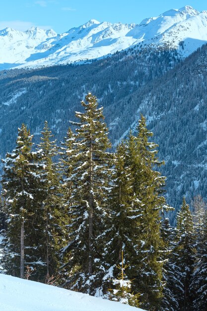 겨울 산 풍경. 오스트리아 티롤 리안 산맥의 Kappl 스키 지역.