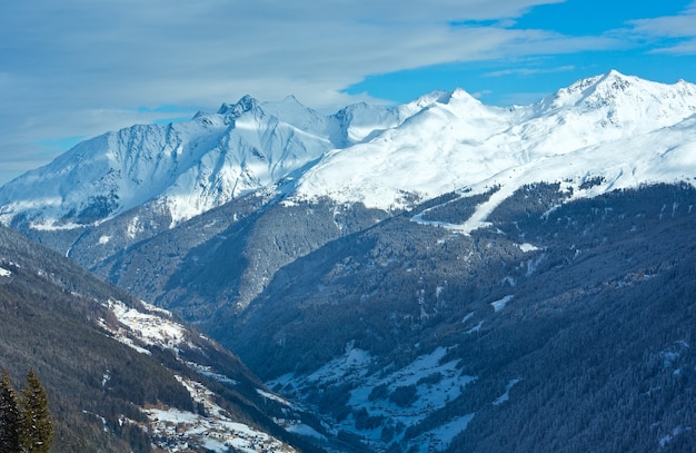 겨울 산 풍경. 오스트리아 티롤 리안 산맥의 카플 스키 지역.
