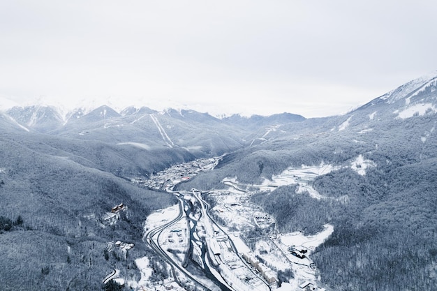 冬の山の風景クラスナヤポリアナパノラマ背景の近くのローザクトールアルペンリゾート