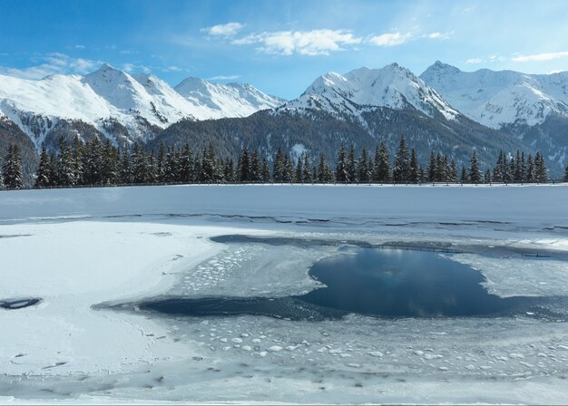 湖のある冬の山の風景。オーストリアのチロル山脈にあるカップル スキー地域。