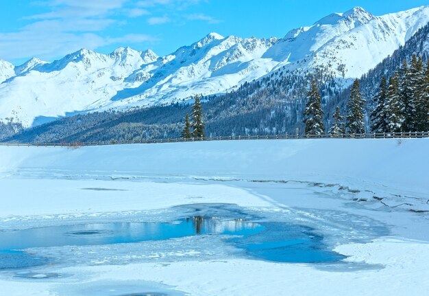 湖と冬の山の風景。オーストリア、チロリアン山脈のカップルスキー地域。