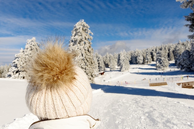 사람이 모자를 쓰고 겨울 산 풍경