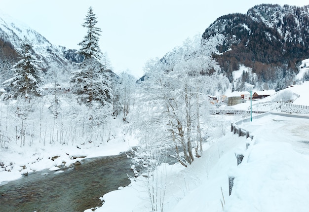 冬の山の澄んだ川の風景（オーストリア）