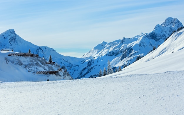 Зимняя скалистая вершина горы и снежный барьер на холме (Австрия, Тироль).